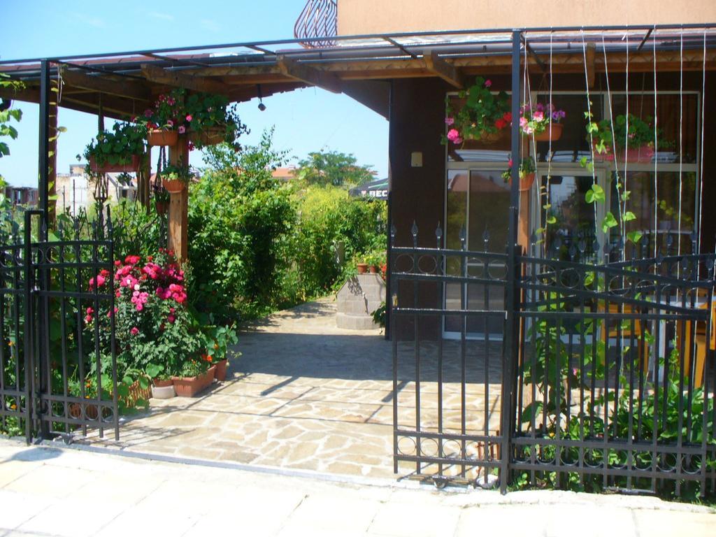 Zora Guest House Primorsko Chambre photo